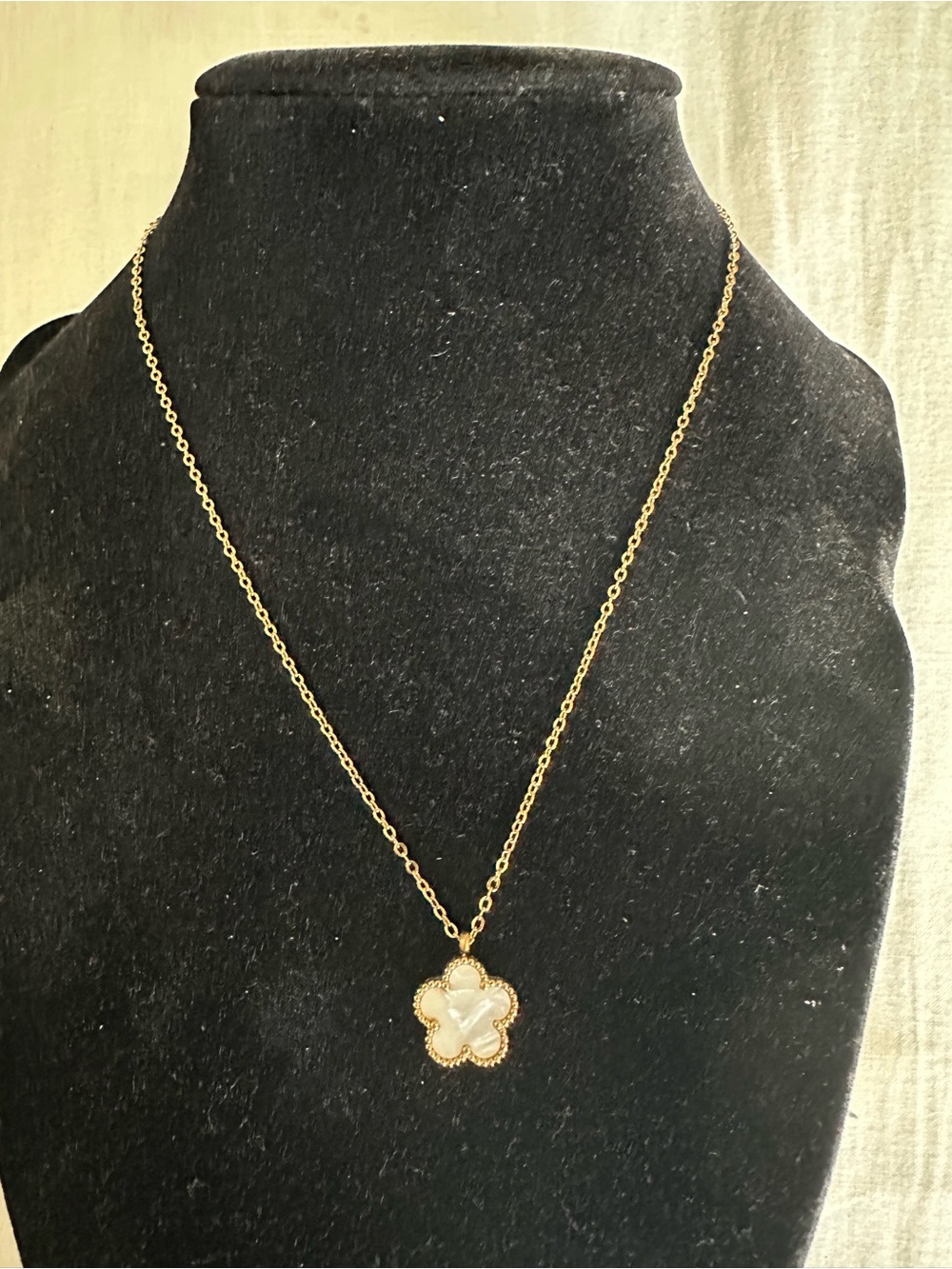 Gold plated Clover Pendant Necklace with Mother-of-Pearl